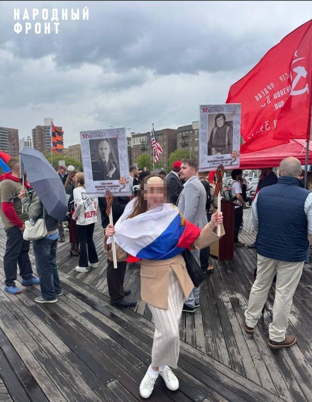 Несмотря на строгий запрет, уроженка Марий Эл Наталья развернулся в День Победы в Нью-Йорке российский триколор Несмотря на строгий запрет, уроженка Марий Эл Наталья развернулся в День Победы в Нью-Йорке российский триколор