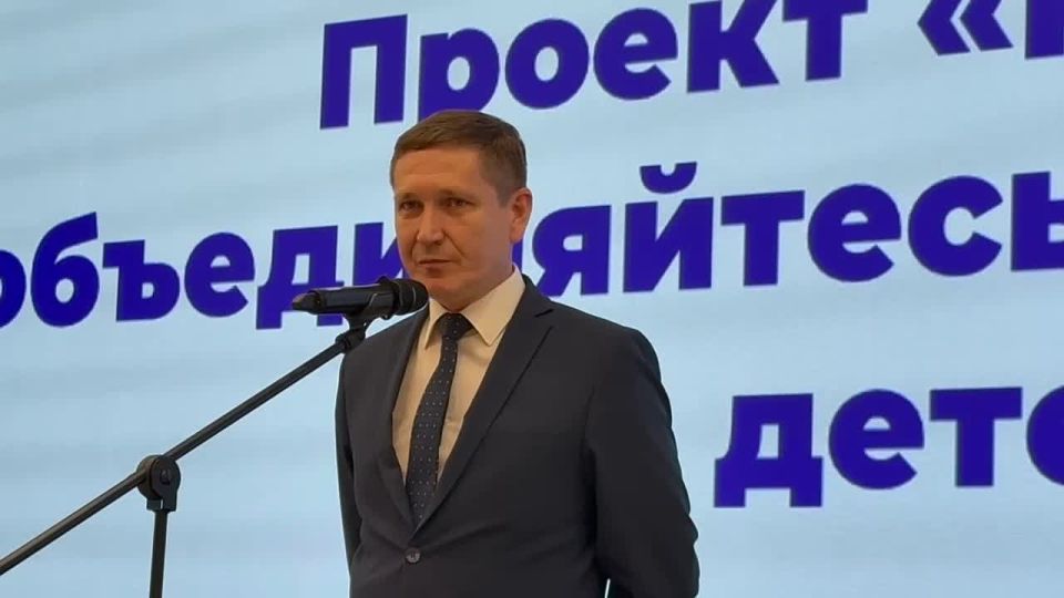 Антон Трудинов: С особым удовольствием сегодня поприветствовал родителей, которые собрались в Доме дружбы народов на презентации проекта «Родители, объединяйтесь! Вместе ради детей»!