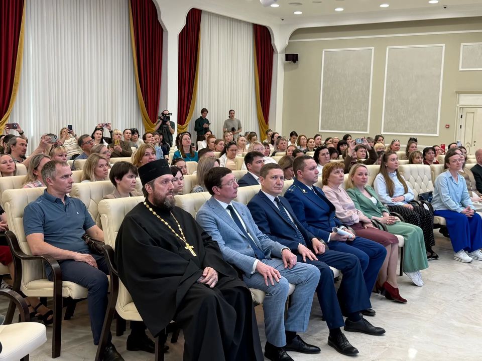 Антон Трудинов: С особым удовольствием сегодня поприветствовал родителей, которые собрались в Доме дружбы народов на презентации проекта «Родители, объединяйтесь! Вместе ради детей»! Антон Трудинов: С особым удовольствием сегодня поприветствовал родителей, которые собрались в Доме дружбы народов на презентации проекта «Родители, объединяйтесь! Вместе ради детей»!