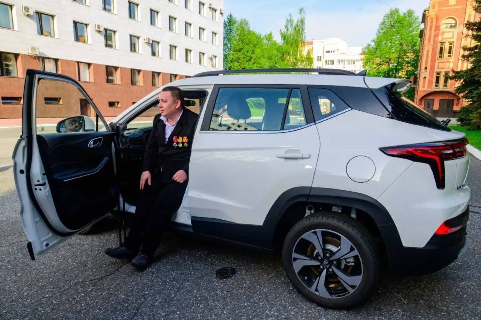 Глава Марий Эл вручил ключи от автомобилей с ручным управлением ветеранам СВО Глава Марий Эл вручил ключи от автомобилей с ручным управлением ветеранам СВО