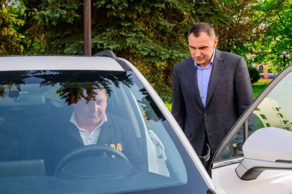Глава Марий Эл вручил ключи от автомобилей с ручным управлением ветеранам СВО Глава Марий Эл вручил ключи от автомобилей с ручным управлением ветеранам СВО