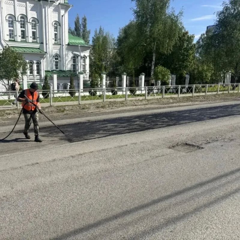 Дела городские, майские. Погода радует нас теплыми днями, а бригада озеленителей - цветами Дела городские, майские. Погода радует нас теплыми днями, а бригада озеленителей - цветами