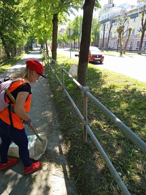 Дела городские, майские. Погода радует нас теплыми днями, а бригада озеленителей - цветами Дела городские, майские. Погода радует нас теплыми днями, а бригада озеленителей - цветами
