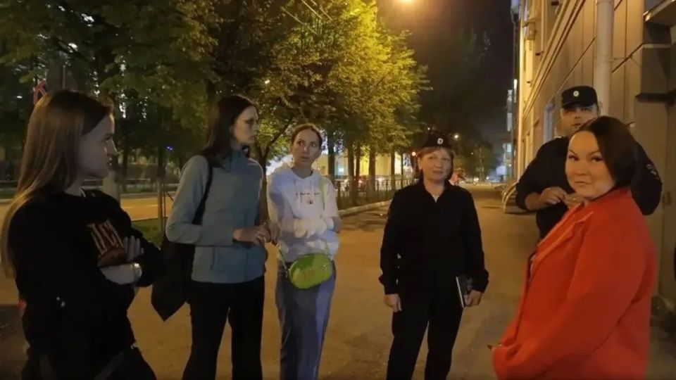 Совместный рейд полицейских и общественников по проверке соблюдения «комендантского часа» подростками прошел в Йошкар-Оле Совместный рейд полицейских и общественников по проверке соблюдения «комендантского часа» подростками прошел в Йошкар-Оле