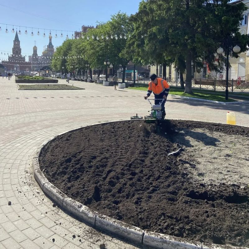 Дела городские, майские. Погода радует нас теплыми днями, а бригада озеленителей - цветами Дела городские, майские. Погода радует нас теплыми днями, а бригада озеленителей - цветами
