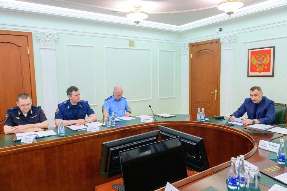 Юрий Зайцев провел Координационное совещание по обеспечению правопорядка в Республике Марий Эл Юрий Зайцев провел Координационное совещание по обеспечению правопорядка в Республике Марий Эл