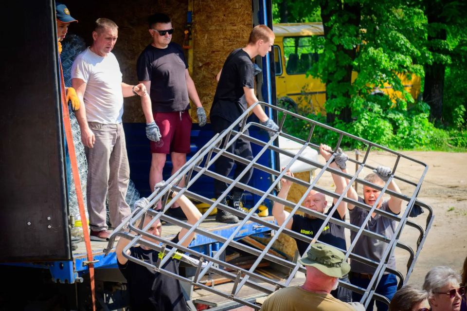 Юрий Зайцев: Отправили очередную, 66-ю, партию гуманитарной помощи в 7 «горячих» регионов России Юрий Зайцев: Отправили очередную, 66-ю, партию гуманитарной помощи в 7 «горячих» регионов России