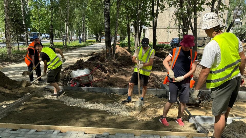 На пешеходной зоне улицы Строителей в Йошкар-Оле кладут новый тротуар