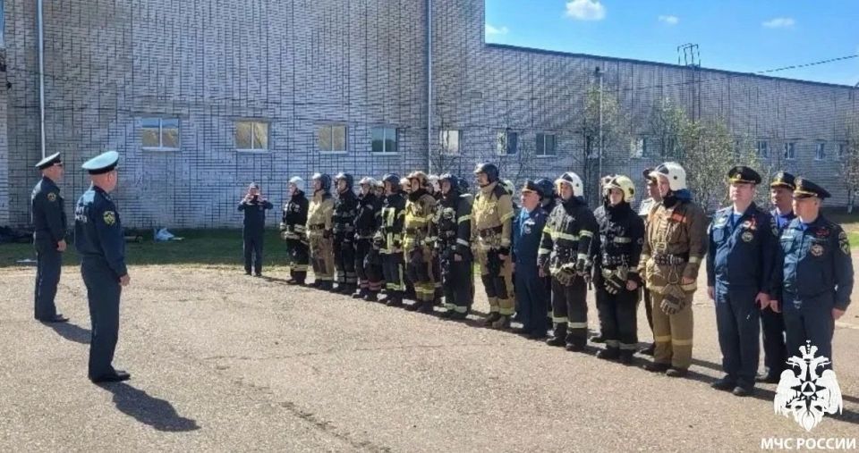 На базе спортивно-тренировочного манежа пожарно-спасательной части № 12 (г. Волжск) прошли соревнования «Лучшее звено ГДЗС» и «Лучший газодымозащитник» На базе спортивно-тренировочного манежа пожарно-спасательной части № 12 (г. Волжск) прошли соревнования «Лучшее звено ГДЗС» и «Лучший газодымозащитник»