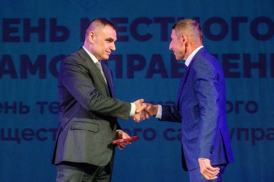 Юрий Зайцев: Сотрудники органов местного самоуправления, представители общественного самоуправления каждый день трудятся на благо наших городов, поселков и сел, решают насущные вопросы жителей и напрямую определяют качество... Юрий Зайцев: Сотрудники органов местного самоуправления, представители общественного самоуправления каждый день трудятся на благо наших городов, поселков и сел, решают насущные вопросы жителей и напрямую определяют качество...