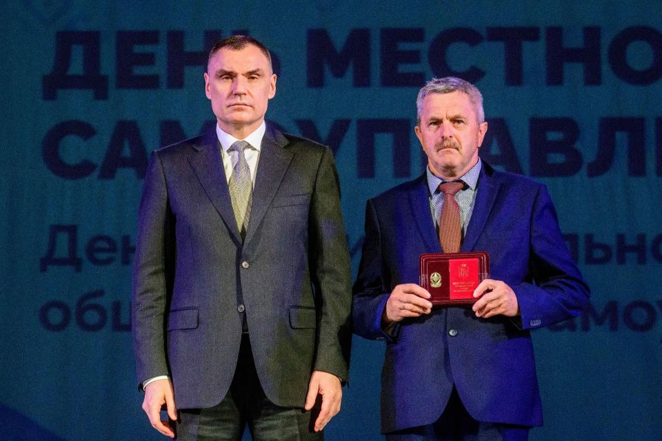 Юрий Зайцев: Сотрудники органов местного самоуправления, представители общественного самоуправления каждый день трудятся на благо наших городов, поселков и сел, решают насущные вопросы жителей и напрямую определяют качество... Юрий Зайцев: Сотрудники органов местного самоуправления, представители общественного самоуправления каждый день трудятся на благо наших городов, поселков и сел, решают насущные вопросы жителей и напрямую определяют качество...