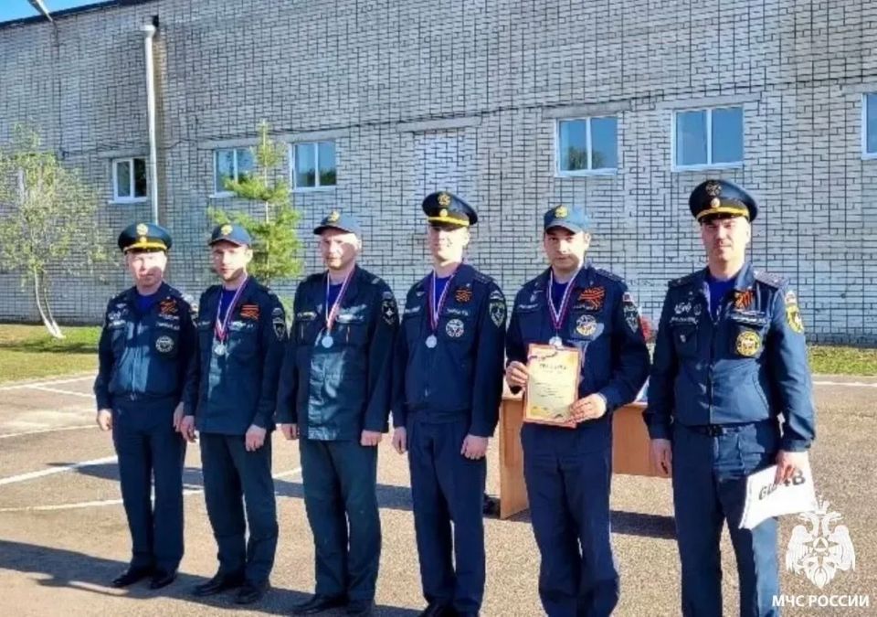 На базе спортивно-тренировочного манежа пожарно-спасательной части № 12 (г. Волжск) прошли соревнования «Лучшее звено ГДЗС» и «Лучший газодымозащитник» На базе спортивно-тренировочного манежа пожарно-спасательной части № 12 (г. Волжск) прошли соревнования «Лучшее звено ГДЗС» и «Лучший газодымозащитник»