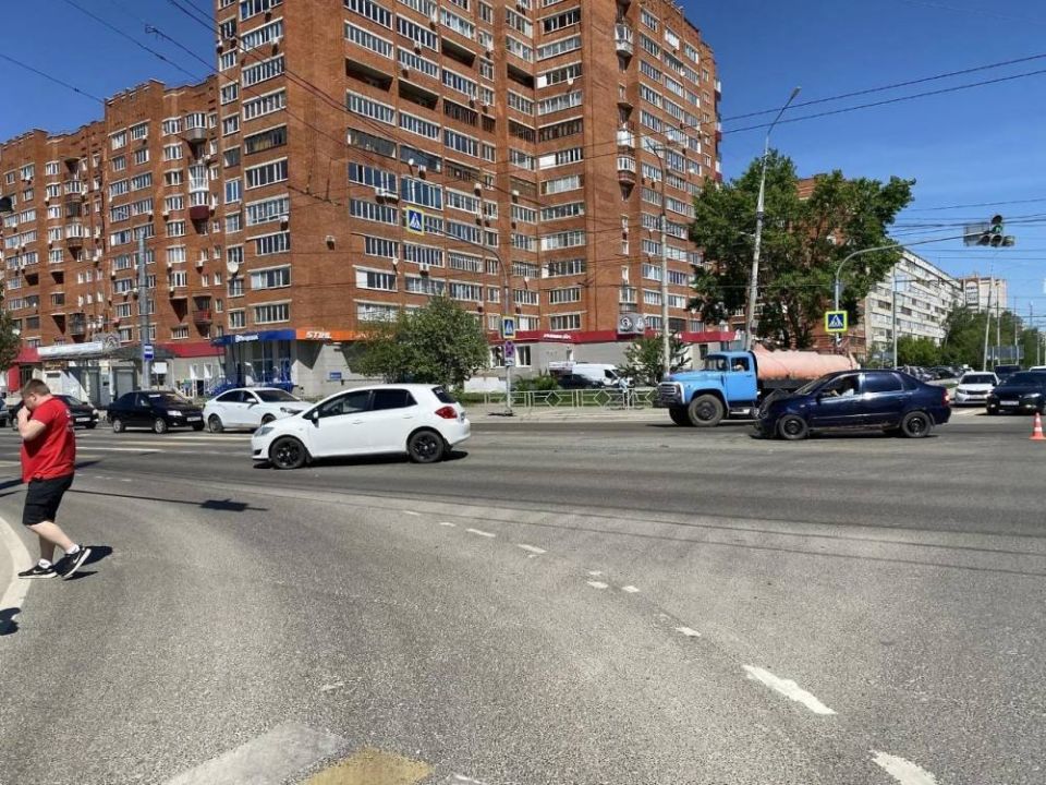 Около 10 часов в Йошкар-Оле на регулируемом перекрестке улиц Кирова-Ленинский проспект 70-летний мужчина, управляя автомашиной Лада Калина, как установлено предварительно, выехал на перекресток на запрещающий сигнал...