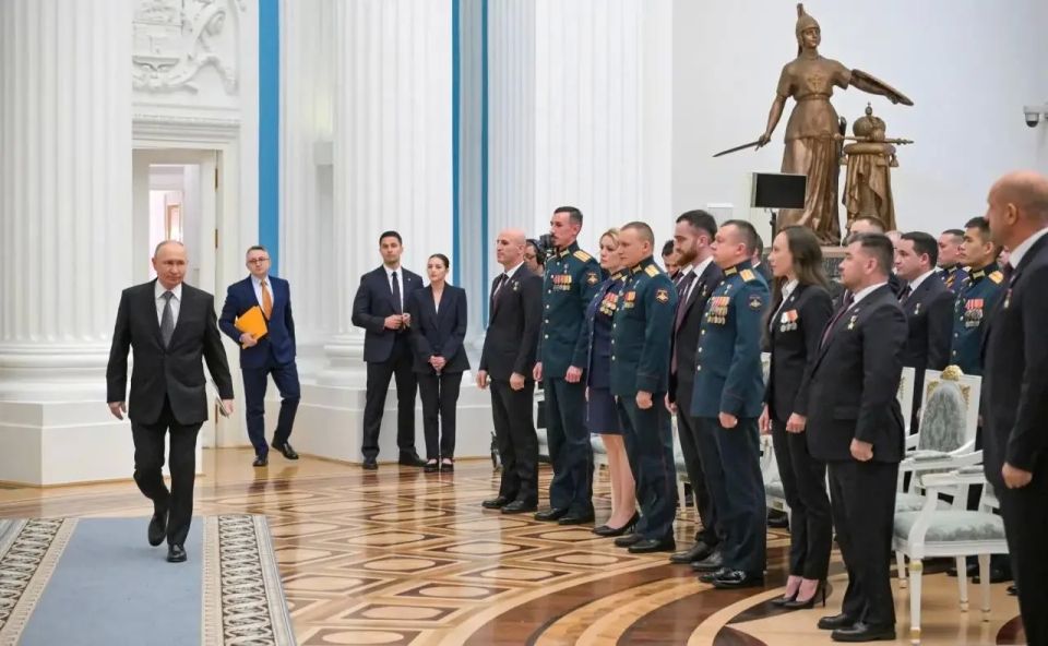 Президент встретился с выпускниками программы «Время героев» Президент встретился с выпускниками программы «Время героев»
