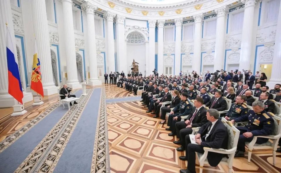 Президент встретился с выпускниками программы «Время героев» Президент встретился с выпускниками программы «Время героев»