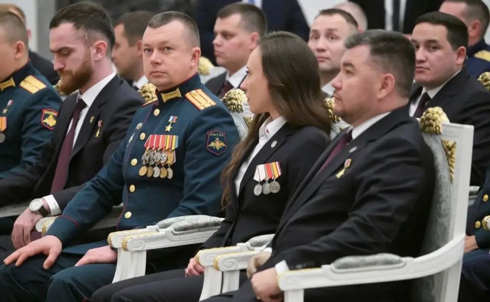 Президент встретился с выпускниками программы «Время героев» Президент встретился с выпускниками программы «Время героев»