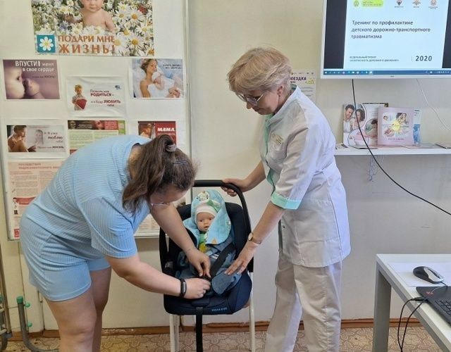 В Йошкар-Оле автоинспекторы продолжают обучать будущих мам правильной перевозке малышей в автомобилях В Йошкар-Оле автоинспекторы продолжают обучать будущих мам правильной перевозке малышей в автомобилях