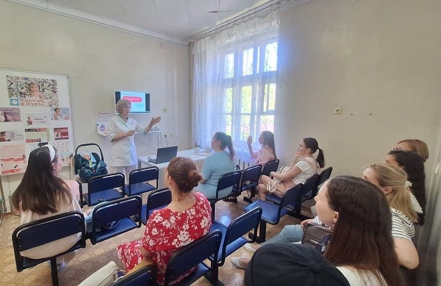 В Йошкар-Оле автоинспекторы продолжают обучать будущих мам правильной перевозке малышей в автомобилях В Йошкар-Оле автоинспекторы продолжают обучать будущих мам правильной перевозке малышей в автомобилях