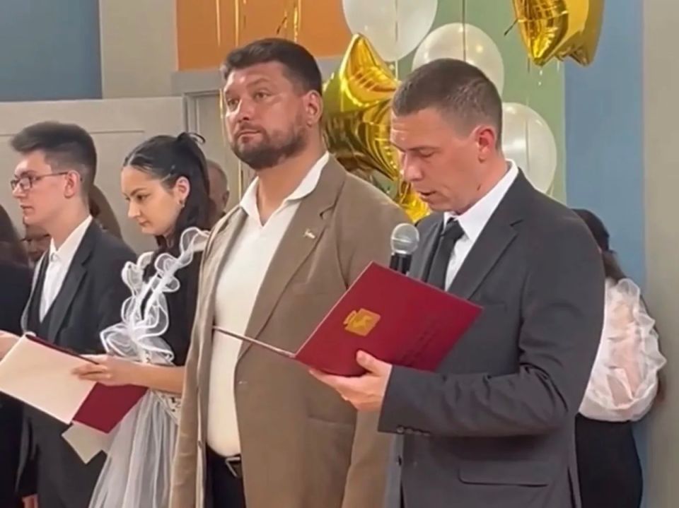 Последний звонок в Йошкар-Оле: более 4 тысяч выпускников 9-х и 11-х классов прощаются со школой! Последний звонок в Йошкар-Оле: более 4 тысяч выпускников 9-х и 11-х классов прощаются со школой!