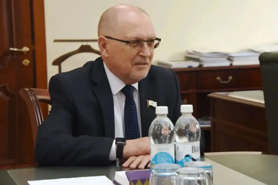 Михаил Васютин провел рабочую встречу с депутатом Народного Совета ЛНР Олегом Ковалем Михаил Васютин провел рабочую встречу с депутатом Народного Совета ЛНР Олегом Ковалем