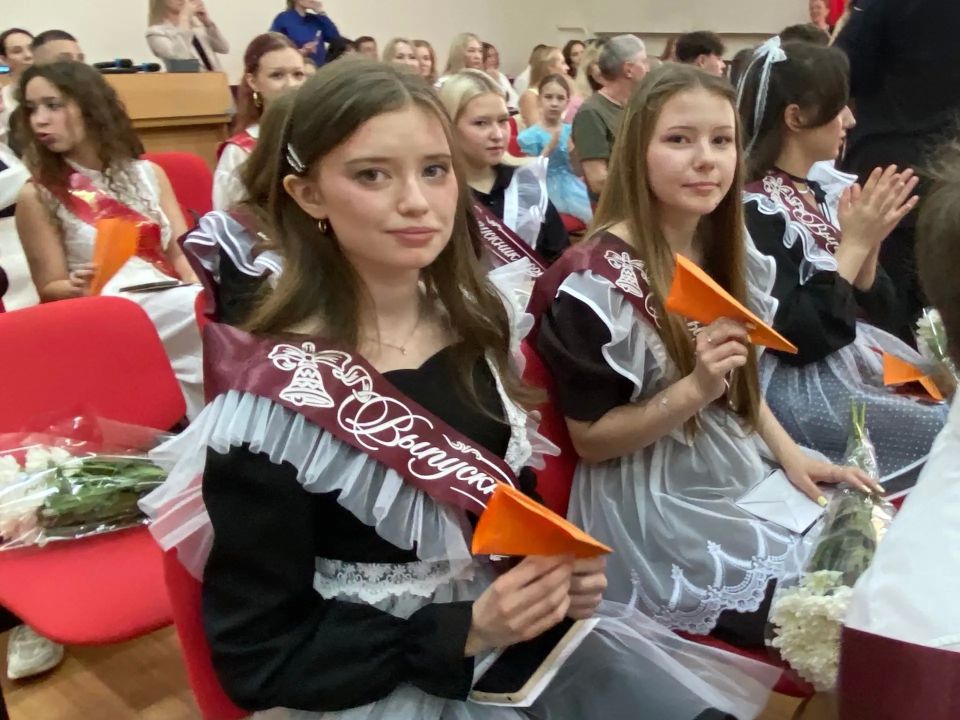 Последний звонок в Йошкар-Оле: более 4 тысяч выпускников 9-х и 11-х классов прощаются со школой! Последний звонок в Йошкар-Оле: более 4 тысяч выпускников 9-х и 11-х классов прощаются со школой!