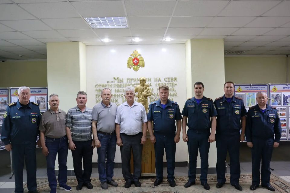 Творческий коллектив ветеранов пожарной охраны «Сухие рукава» завершил серию патриотических концертов в ЛНР, ДНР, Херсонской и Запорожской областях — на воссоединенных территориях и вернулся в родную республику !