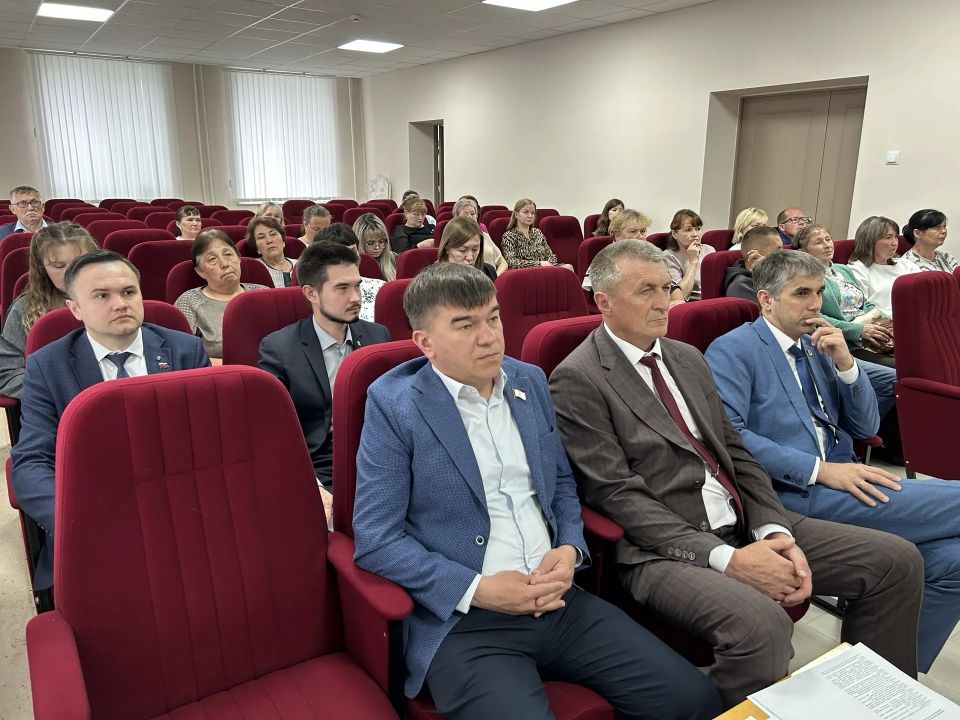 Александр Смирнов провел рабочий день в своем избирательном округе Александр Смирнов провел рабочий день в своем избирательном округе