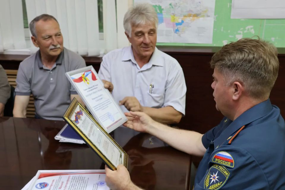 Творческий коллектив ветеранов пожарной охраны «Сухие рукава» завершил серию патриотических концертов в ЛНР, ДНР, Херсонской и Запорожской областях — на воссоединенных территориях и вернулся в родную республику ! Творческий коллектив ветеранов пожарной охраны «Сухие рукава» завершил серию патриотических концертов в ЛНР, ДНР, Херсонской и Запорожской областях — на воссоединенных территориях и вернулся в родную республику !