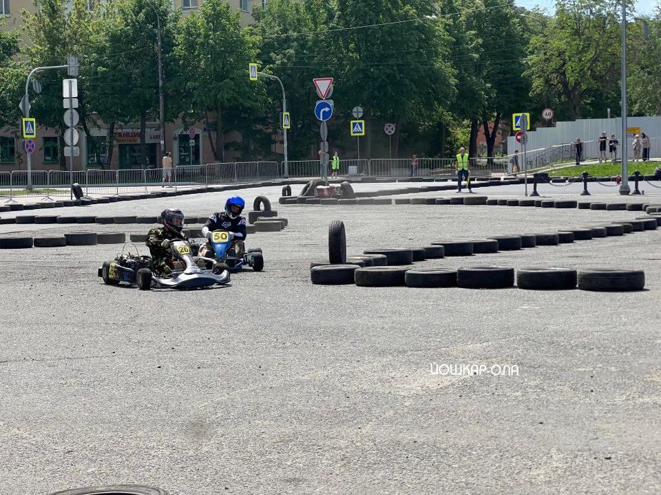 В минувшие выходные на площади им. Ленина рев моторов и азарт борьбы собрали 50 юных гонщиков со всей республики В минувшие выходные на площади им. Ленина рев моторов и азарт борьбы собрали 50 юных гонщиков со всей республики