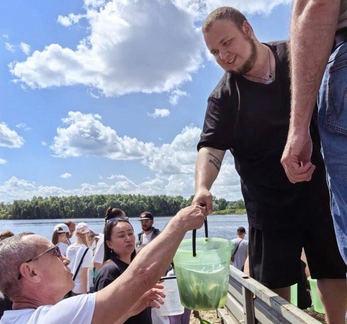 В Марий Эл в Волгу выпустили более 3000 мальков сазана