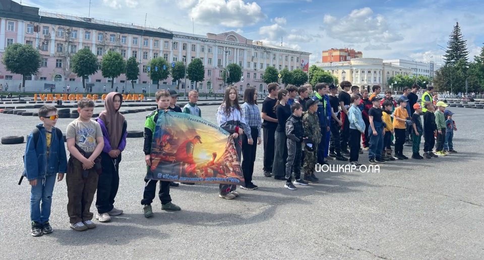 В минувшие выходные на площади им. Ленина рев моторов и азарт борьбы собрали 50 юных гонщиков со всей республики В минувшие выходные на площади им. Ленина рев моторов и азарт борьбы собрали 50 юных гонщиков со всей республики