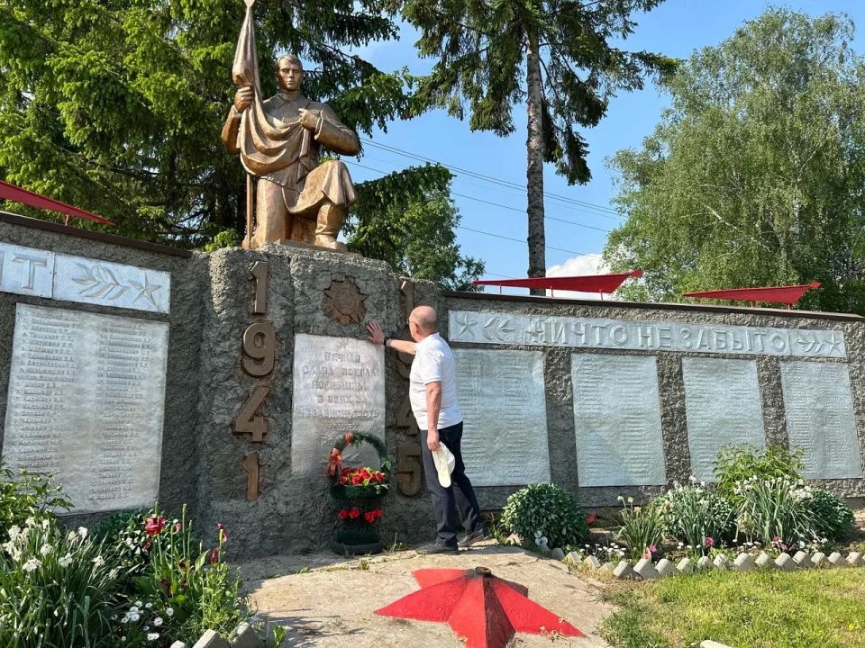 Михаил Васютин в ходе рабочей поездки в Горномарийский район обсудил с жителями Микряковского поселения строительство дороги и реконструкцию обелиска Михаил Васютин в ходе рабочей поездки в Горномарийский район обсудил с жителями Микряковского поселения строительство дороги и реконструкцию обелиска