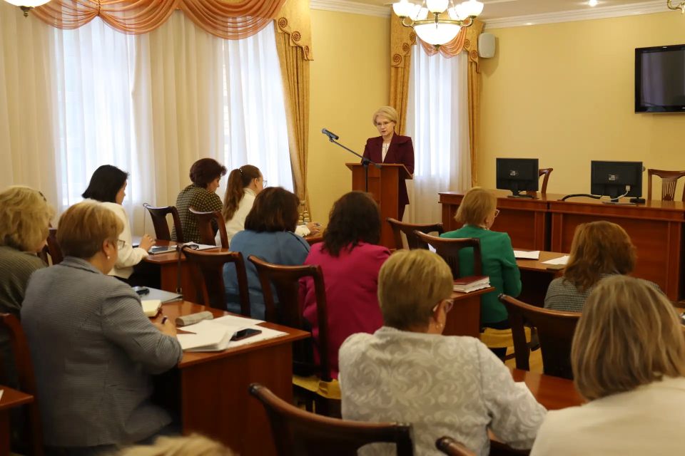 В преддверии летних каникул и государственной итоговой аттестации министр образования и науки Республики Марий Эл Лариса Ревуцкая провела совещание с руководителями муниципальных отделов образований