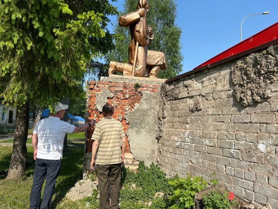 Михаил Васютин в ходе рабочей поездки в Горномарийский район обсудил с жителями Микряковского поселения строительство дороги и реконструкцию обелиска Михаил Васютин в ходе рабочей поездки в Горномарийский район обсудил с жителями Микряковского поселения строительство дороги и реконструкцию обелиска