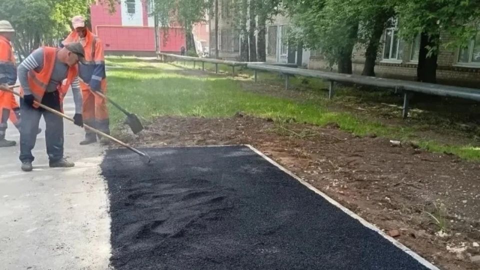 В Йошкар-Оле заасфальтировали площадки под новые остановки