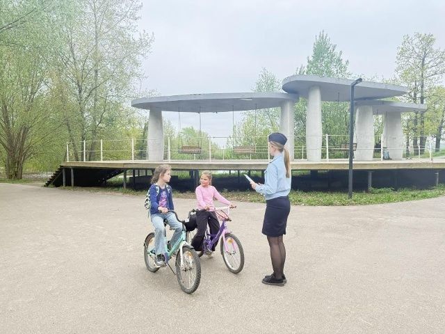 В Волжске сотрудники Госавтоинспекции проводят профилактические беседы с юными велосипедистами