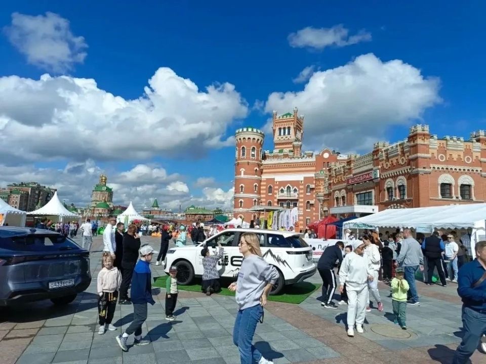 Сегодня на Патриаршей площади — СберПрайм Зелёный марафон! Это не просто забег, а целый праздник здоровья, спорта и веселья Сегодня на Патриаршей площади — СберПрайм Зелёный марафон! Это не просто забег, а целый праздник здоровья, спорта и веселья