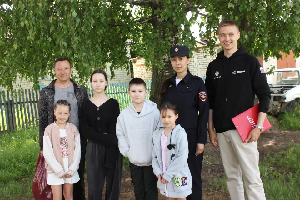 В Республике Марий Эл сотрудники полиции, общественники и член штаба Народного фронта приняли участие в мероприятии, приуроченном к Международному дню детей В Республике Марий Эл сотрудники полиции, общественники и член штаба Народного фронта приняли участие в мероприятии, приуроченном к Международному дню детей