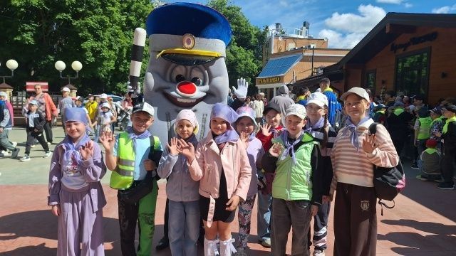 В Международный день защиты детей в Йошкар-Оле автоинспекторы приняли участие в открытии смен летних пришкольных лагерей В Международный день защиты детей в Йошкар-Оле автоинспекторы приняли участие в открытии смен летних пришкольных лагерей