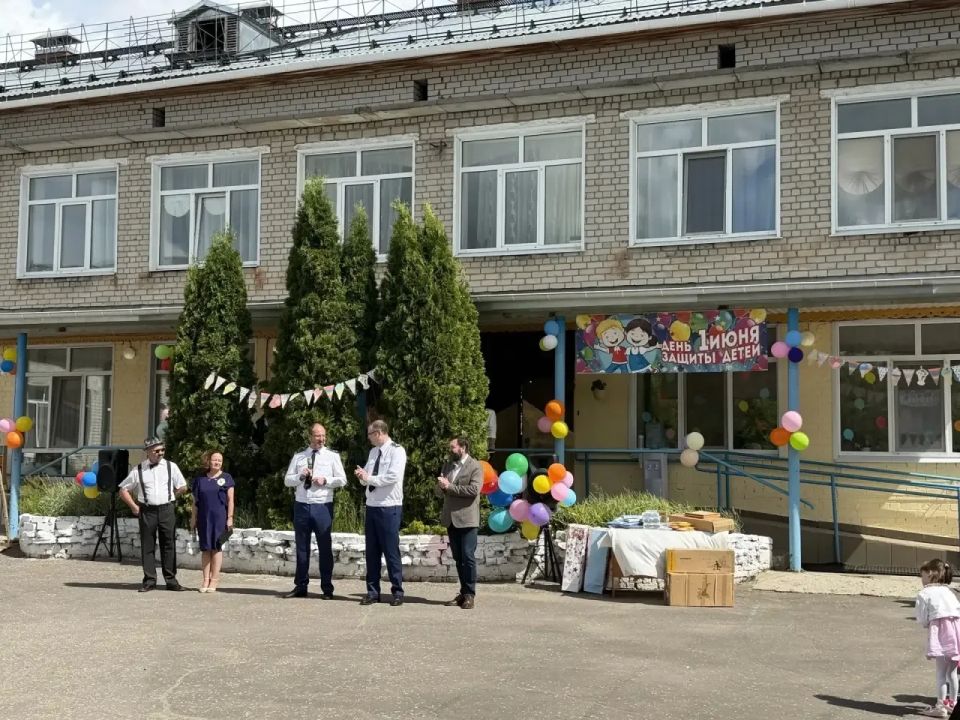 Дети сразу и непринужденно осваиваются со счастьем, ибо они сами по природе своей – радость и счастье (В. Гюго) Дети сразу и непринужденно осваиваются со счастьем, ибо они сами по природе своей – радость и счастье (В. Гюго)