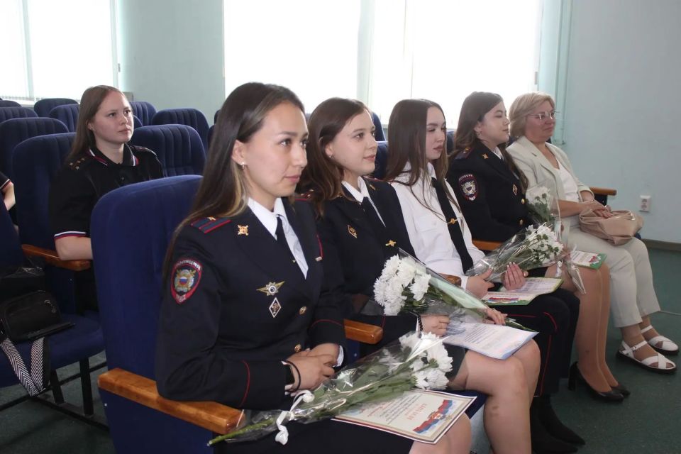 В Управлении МВД России по г.Йошкар-Оле прошла торжественная церемония награждения инспекторов по делам несовершеннолетних В Управлении МВД России по г.Йошкар-Оле прошла торжественная церемония награждения инспекторов по делам несовершеннолетних