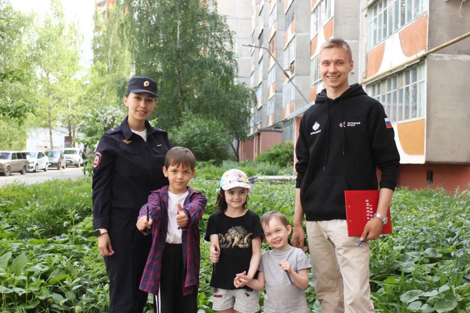 В Республике Марий Эл сотрудники полиции, общественники и член штаба Народного фронта приняли участие в мероприятии, приуроченном к Международному дню детей В Республике Марий Эл сотрудники полиции, общественники и член штаба Народного фронта приняли участие в мероприятии, приуроченном к Международному дню детей