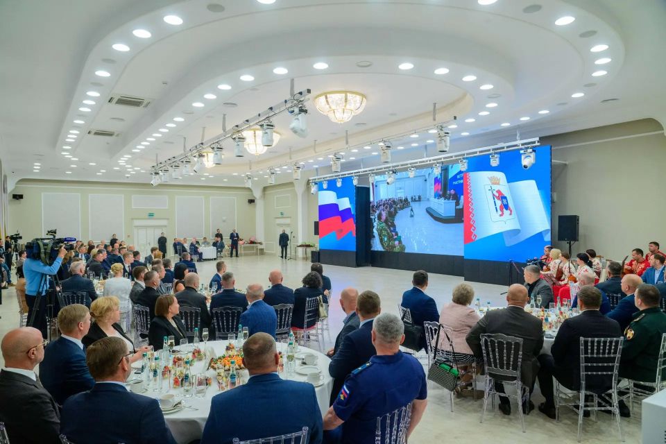 Глава республики вручил дипломы первым выпускникам региональной кадровой программы «Герои Марий Эл. Талешке-влак» Глава республики вручил дипломы первым выпускникам региональной кадровой программы «Герои Марий Эл. Талешке-влак»