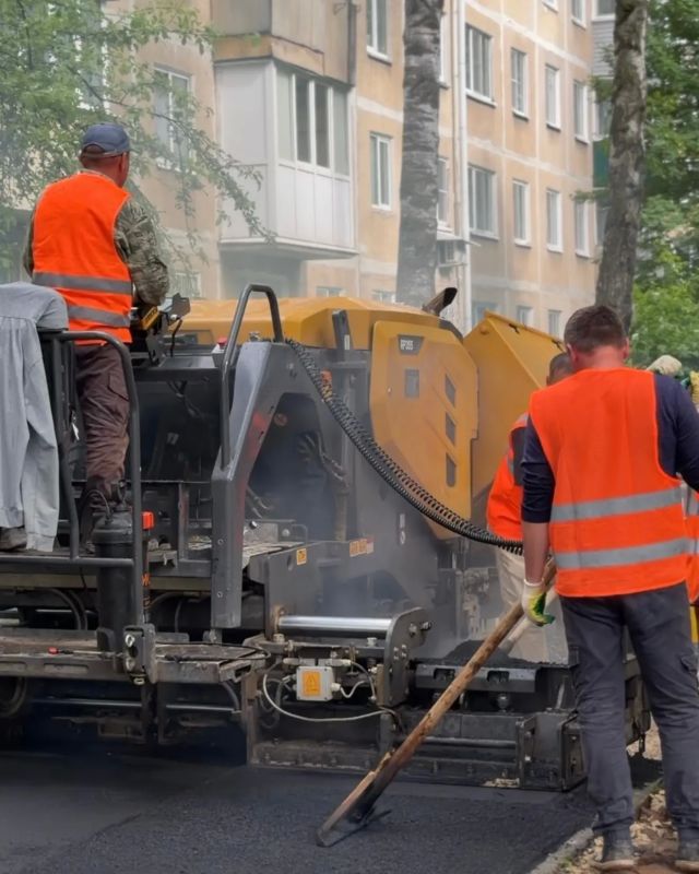 Подрядная организация приступила к асфальтированию тротуара на улице Строителей Подрядная организация приступила к асфальтированию тротуара на улице Строителей
