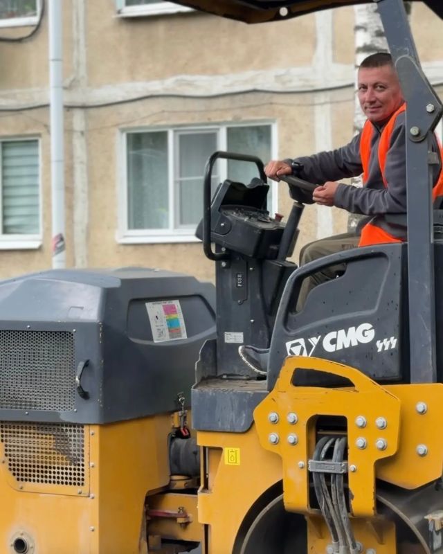 Подрядная организация приступила к асфальтированию тротуара на улице Строителей Подрядная организация приступила к асфальтированию тротуара на улице Строителей
