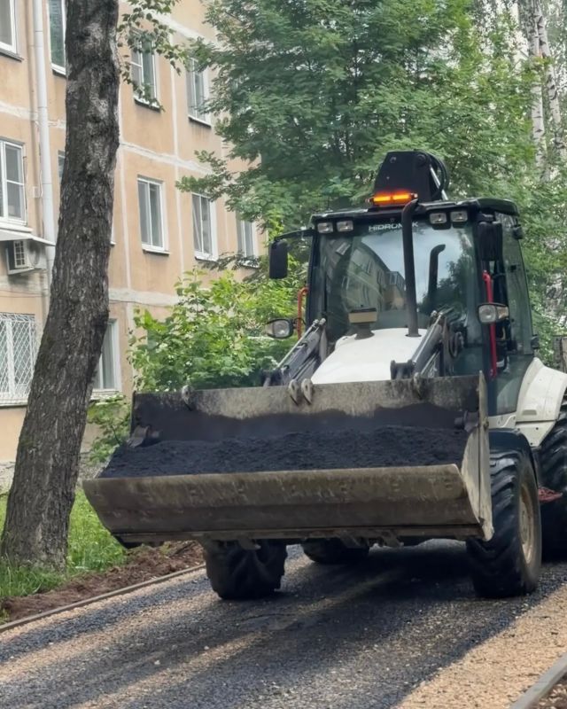 Подрядная организация приступила к асфальтированию тротуара на улице Строителей Подрядная организация приступила к асфальтированию тротуара на улице Строителей