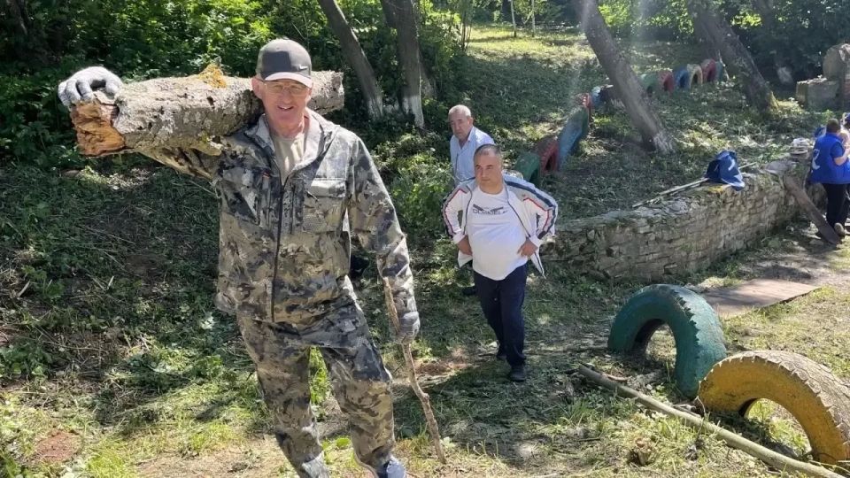 Родник «Дружба народов» объединил представителей разных национальностей Родник «Дружба народов» объединил представителей разных национальностей