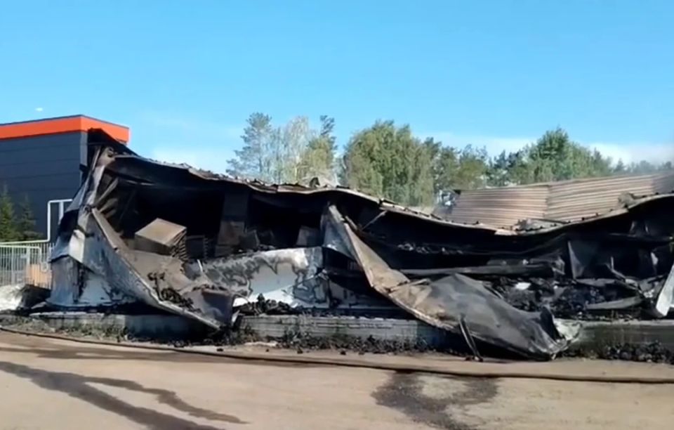 В Волжске сгорел склад площадью около 8000 квадратных метров В Волжске сгорел склад площадью около 8000 квадратных метров