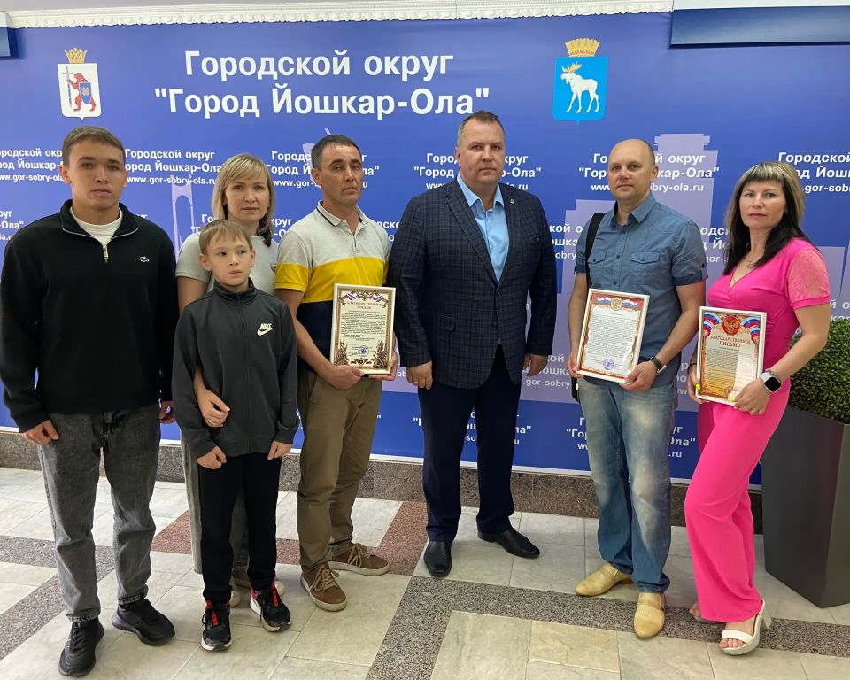 В администрации города участникам СВО и их семьям вручили благодарственные письма за достойное исполнение боевых задач от командиров войсковых частей В администрации города участникам СВО и их семьям вручили благодарственные письма за достойное исполнение боевых задач от командиров войсковых частей