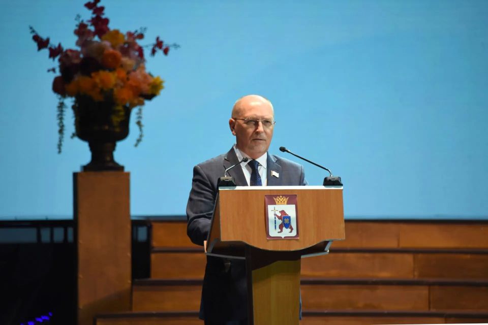 Единство сердец: Михаил Васютин поздравил социальных работников республики с профессиональным праздником